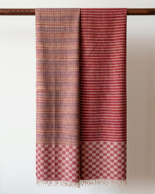 SIENA Pashmina über einer Holzstange, beide Seiten mit Streifen, feinen Karos und Schachbrettborden in Bordeaux und Rosé