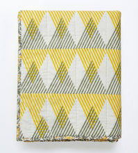 Bild in Galerie-Viewer laden, Kunstvoll gefalteter Sunnie Chintz Quilt – zeigt das klare geometrische Muster und die weiche Textur der reinen Baumwolle.
