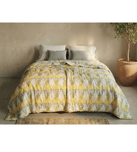 Bild in Galerie-Viewer laden, Die lebendige Sunnie Chintz Tagesdecke im modernen Design – hochwertige Handarbeit, die Licht und Wärme in jedes Zuhause bringt.
