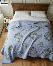 Bild in Galerie-Viewer laden, Nahaufnahme des kontrastreichen Suzani-Musters auf der hellblauen handbestic
