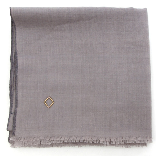 ZAMARID Pashmina-Schal in Grau, gefaltet mit kurzen Fransen und kleiner rautenförmiger Stickerei.