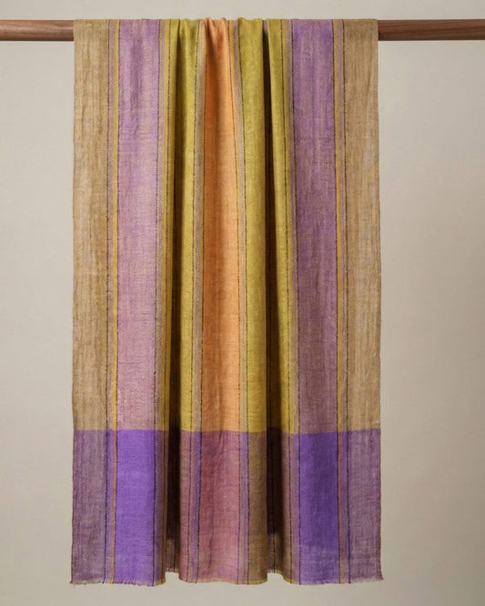 ZEPHYR Pashmina mit goldgelben und fliederfarbenen Längsstreifen und violetten Enden, über einer Holzstange