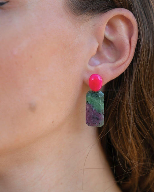 ZIVA Ohrring mit fuchsiafarbenem Chalcedon und grün-violett gemustertem Rubin-Zoisit, seitlich am Ohr bei offenem Haar gezeigt.