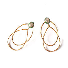 Bild in Galerie-Viewer laden, .925er Sterlingsilber mit 18K Vergoldung
Natursteine: Labradorit und Grüner Onyx
Länge: 6 cm
