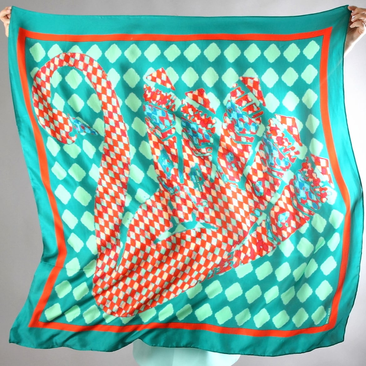 The Enchanted Swan! Foulard