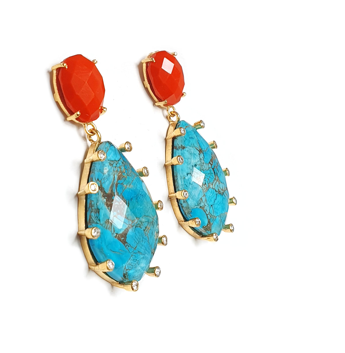 AMARI Ohrringpaar in Schrägansicht mit goldfarbenen Fassungen, orangefarbenem Chalcedon und türkisfarbenen Tropfen.