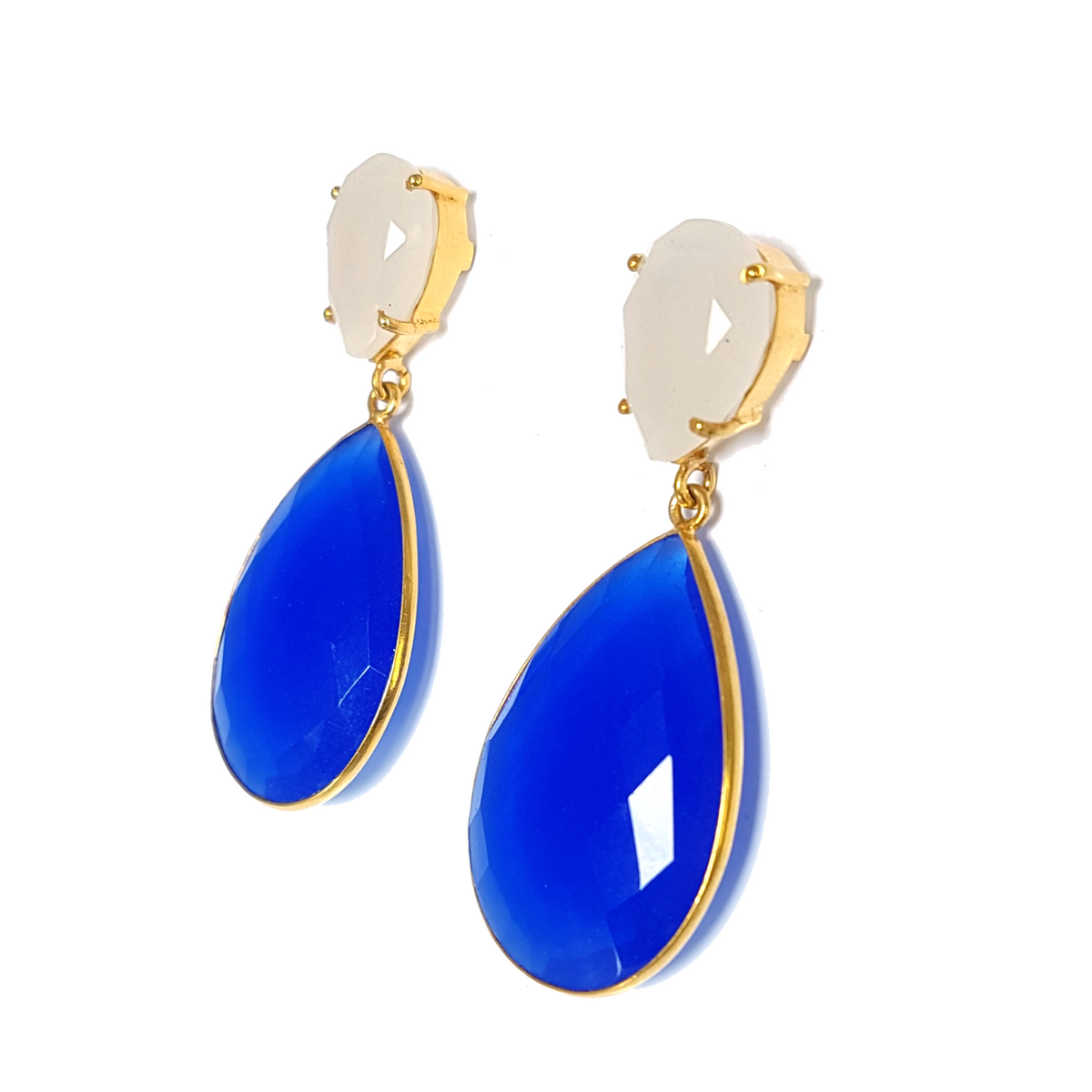 NELLA Ohrringe mit facettiertem Chalzedon in Blau und Creme, schräg von vorne auf weissem Hintergrund.