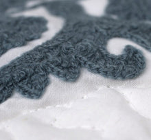 Charger l'image dans la visionneuse de la galerie, ​Detailaufnahme der erhabenen Suzani-Stickerei auf weißer Baumwolle – Qualität, die man sehen und fühlen kann.
